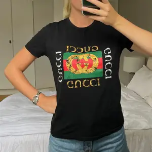 En T-shirt från Gucci i strl M! Sparsamt använd, givetvis äkta, nypris över 4000kr. Priset går att diskutera 🖤