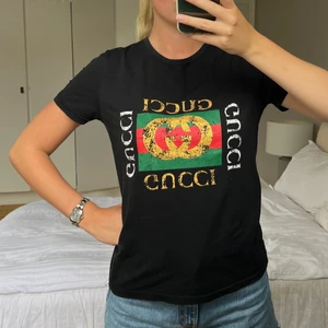 Gucci tröja - En T-shirt från Gucci i strl M! Sparsamt använd, givetvis äkta, nypris över 4000kr. Priset går att diskutera 🖤