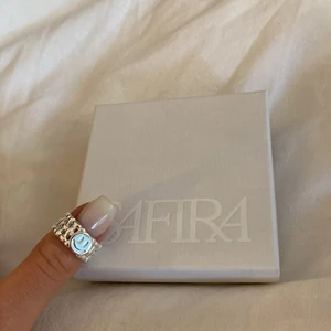 Safira ring - Säljer denna fina oanvända silver ring från safira ”Jessica ring” på hemsidan. Superfin men tyvärr förlåten för mitt finger. Storlek 17 vilket motsvarar ca S/M i ring storlek. Frakt ingår!!!!! 🥰