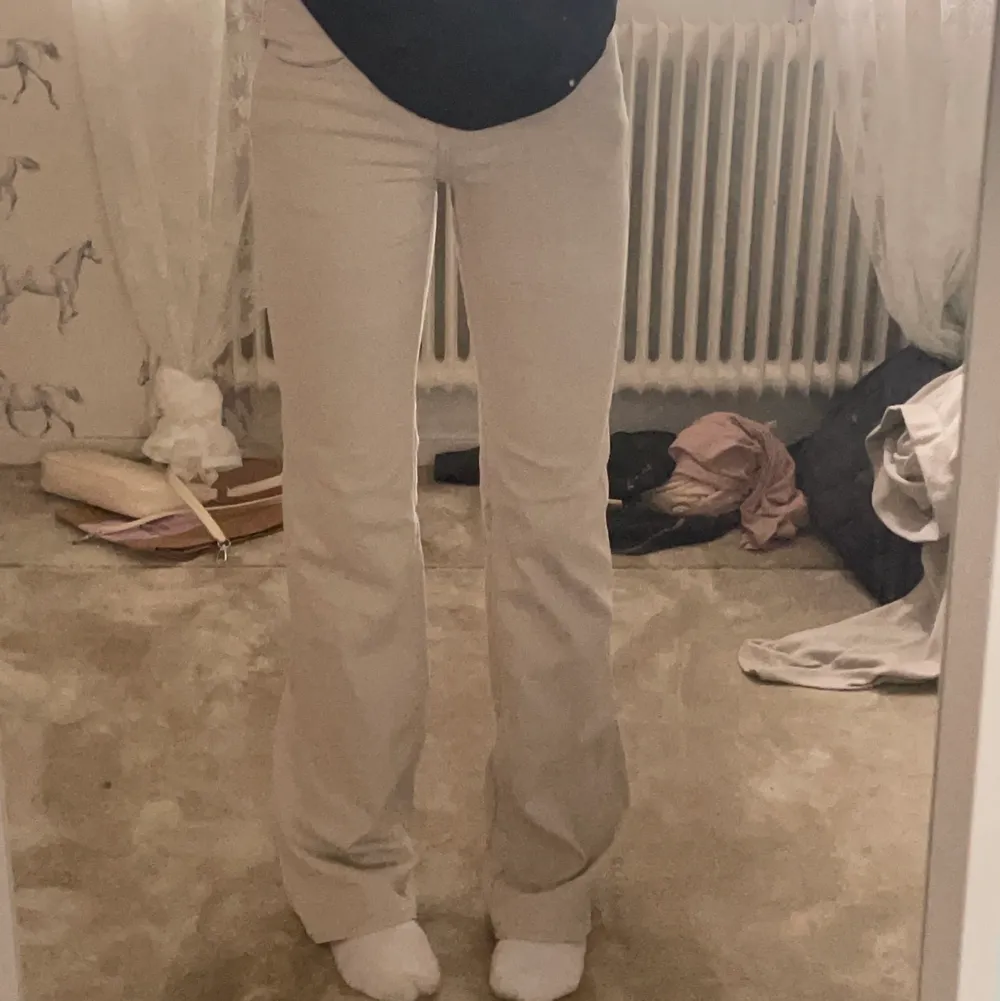 Divideds Low flare jeans som är slutsålda i färgen beige! Små i storleken, passar mig i längden som är ca 160, skulle även passa något längre. Tyvärr en bleknings fläck som knappt syns när man har på sig dom. Säljer då dom är för små för mig. . Jeans & Byxor.