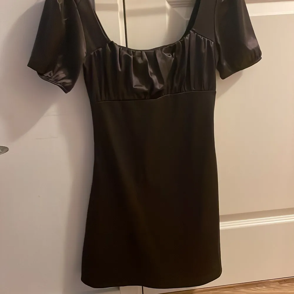 Brun jättefin silkesklänning från hm. Säljer eftersom jag aldrig använder klänningar men impulsköpte denna eftersom jag tyckte att den var fin. Använd ca 2 gånger.. Klänningar.