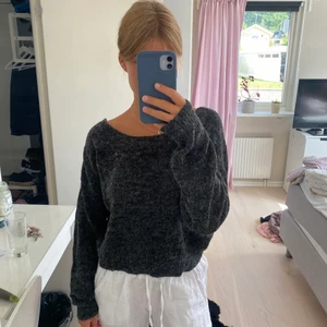 Stickad tröja  - En mysig grå stickad tröja från nakd. Kan användas både som one sholder, off sholder eller vanlig💗