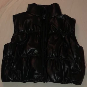 Skinn väst i XS - Västen är vegansk och köpte den på h&m förra veckan i stan☺️