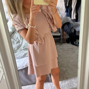 Klänning - Fin klänning från shein, köpt för längesen, aldrig använd 💞