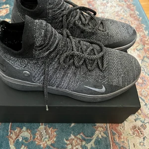 Nike basketskor - Nike basketskor durant. Endast använt ett par gånger. Strl 42.5