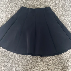 Kjol - En fin svart volang kjol, den passar bra med toppar eller en hoodie!! Den är i bra skick!