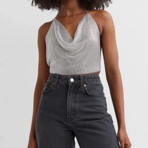 Metalltopp - Fin topp i metall med kedjor runt nacke och rygg från HM, oanvänd med prislapp kvar 