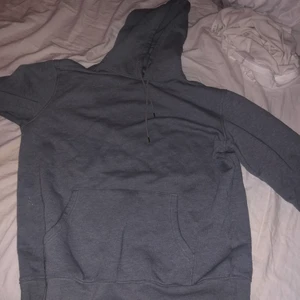 Grå huvtröja  - Grå huvtröja. XL men känns som L