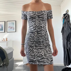 Zebra klänning  - En zebramönstrad klänning! 🖤