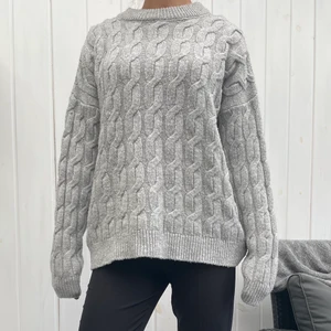 Stickad tröja NA-KD - Säljer denna oversized gråa stickade tröja strl XXS från NA-KD. Är flera intresserade så startar jag budgivning. Säljer då den inte används längre. Köparen står för frakten💗