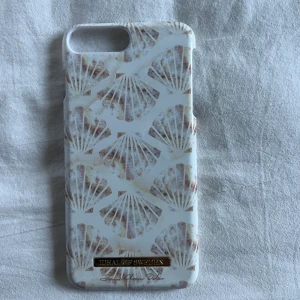iPhone skal - IPhone 6/7/8 PLUS skal från iDealofsweden. Sparsamt använd. Nypris: 399kr Mitt pris: 100kr Vid snabb affär kan priset diskuteras!💸 Kan mötas i Tyresö eller skickas. Frakt kan tillkomma! 