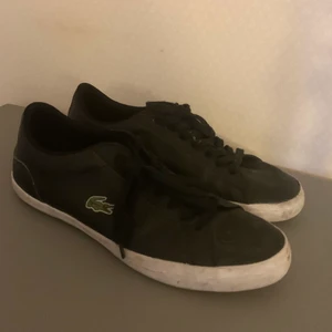 Svarta läder sneakers - Säljer dessa sköna, trendiga Lacoste skorna som knappt är använda. Perfekta nu inför hösten/vintern. Dom är i storlek 44 men är lite små i modellen så passar också 42-43 Kan mötas upp i Danderyd!!