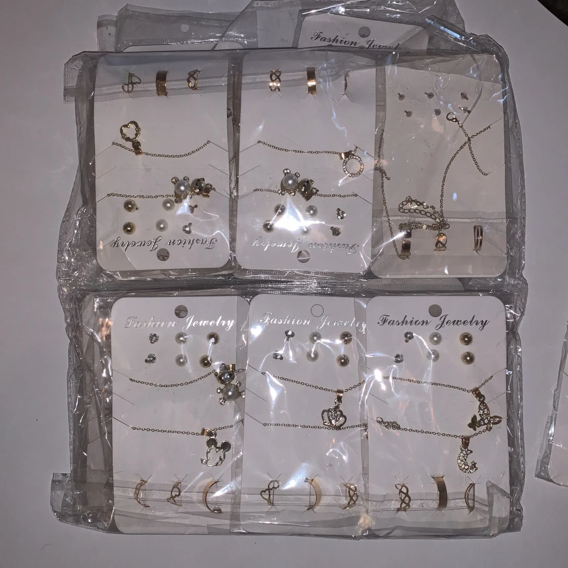 Tre par örhängen, två halsband och tre ringar