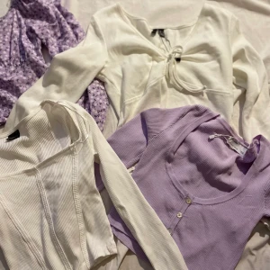 Tröjor - Långärmade tröjor:70 kr styck! 1=70kr, 2=125 kr, 3=190kr ,=235 kr! Allt är iprincip oanvänt. Skriv privat för fler bilder på en specifik tröja. Perfekta till både vardags och vid speciellare tillfällen.💗