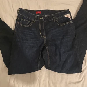 Jeans - Snygga midwaist jeans! Säljer pga att jag behöver pengar. Står att de är storlek 40 men skulle nog säga mer som 36