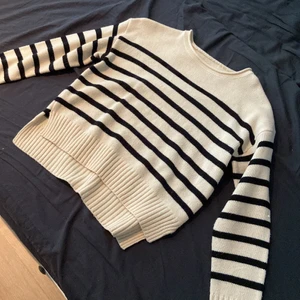 Randig tröja  - Säljer en fin randig tröja, använd några fåtal gånger men inga defekter. Den är ”längre” där bak och i slutet av ärmen är det en öppning(se bild 3).