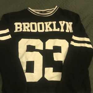 Sweatshirt - Cool tröja med tryck! Även coola detaljer vid armarna och krage med ett typ band!🤩 