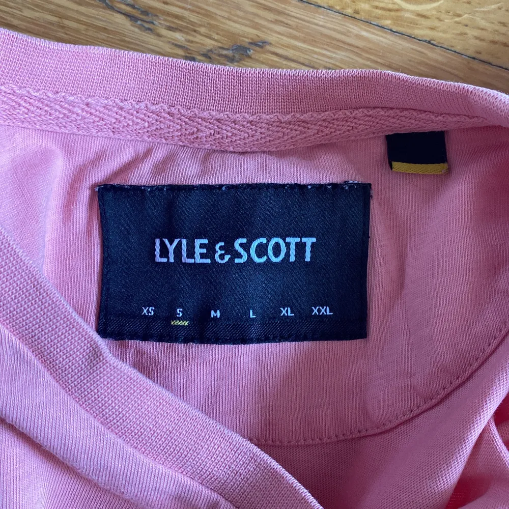 En väldigt söt Lyle & Scott äkta ljusrosa T-shirt i storlek S. Säljs då den inte används! Den är i toppenskick, och den har aldrig blivit använd! Den är i storlek S ❤️. T-shirts.