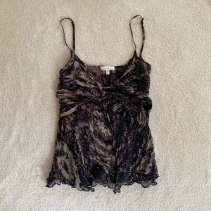 Mönstrat linne - Så fint meshlinne med flera olika lager och som går att knyta på olika sätt, från märket Kookai! Har justerbara band och passar till lågmidjat 🖤