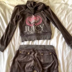 Juicy Couture - intressekoll✨ funderar på att sälja detta sjukt fina vintage juicy set! säljer det bara för bra bud då det är sjukt snyggt och vintage. Byxorna är storlek S, och tröjan är M🫶🏼