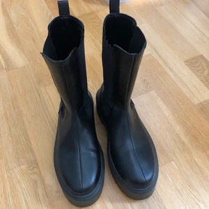 Trendiga boots asos - Svarta trendiga boots från asos, använda ett fåtal gånger och i väldigt fint skick, stl 38. Köparen står för frakten, kan också mötas upp i Kalmar! 