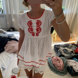 Blus - Så fin blus med röda broderier, väldigt unik!! 💕