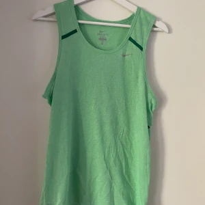 Nike Träningslinne - Grönt träningslinne som är knappt använt. 