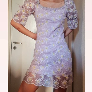 Klänning - En fin ljuslila klänning med blommiga broderier.