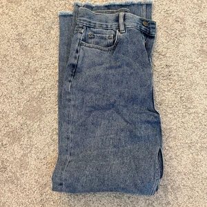 Jeans från Nelly - Snygga jeans från Nelly. De var lite stora när jag köpte de, men har blivit ännu mer nu. Nypris 499kr. Köparen står för frakten.