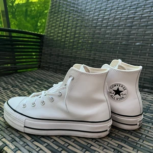 Converse med hög sula, stolen 37.5 - Säljer mina Converse med hög sula. Använda ett fåtal gånger. Storlek 37.5