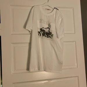 Snygg Zadig & voltaire t-shirt. Använd en gång vid test. (Prislappen är kvar) - Snygg T-shirt i bra  skick💗💗💗