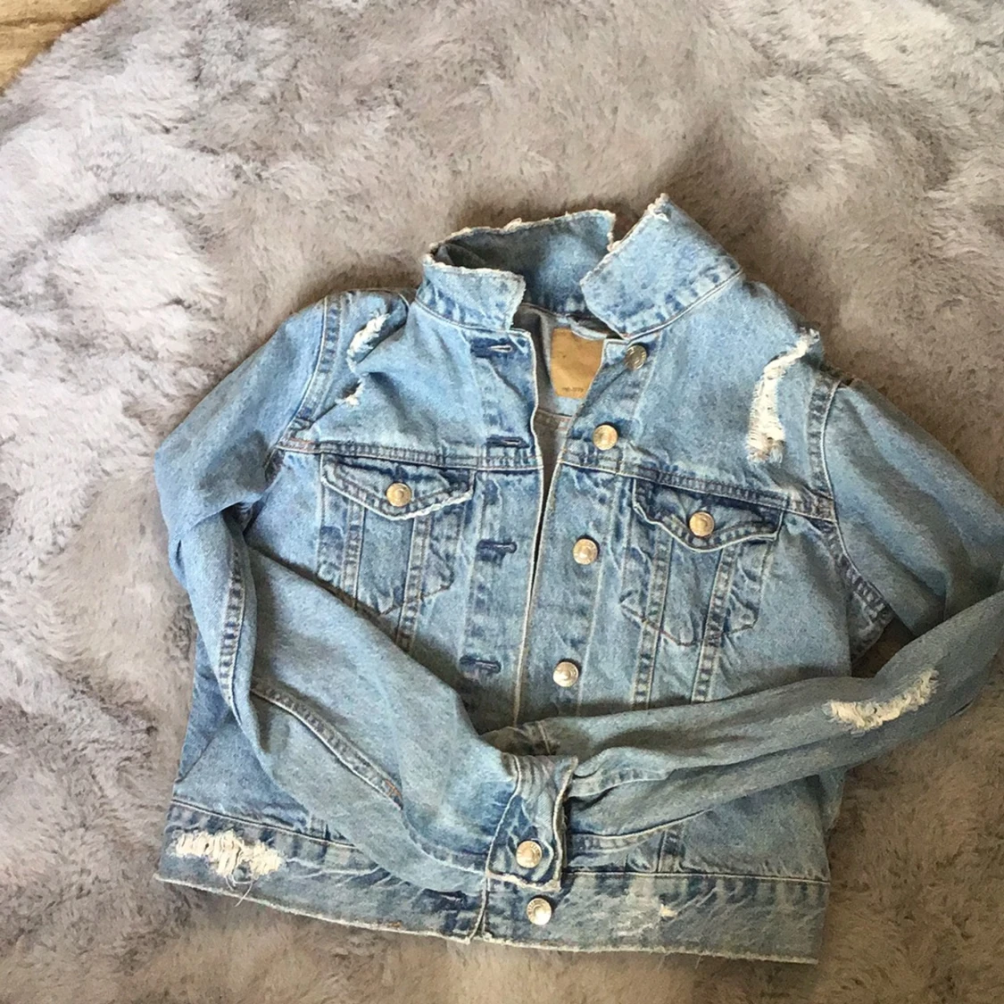  Ljusblå jeans jacka Med lite äfflade Hål lager 157 storlek xs  - 91