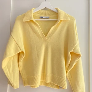 Gul Zara Tröja - Säljer denna Zara tröja, köptes i Polen för 2 år sen. Säljer den pågrund av att jag har inte fått lika mycket användning av den som jag trodde att jag skulle få. Plagget är i ett utmärkt skick, användes väldigt fåtal gånger :)
