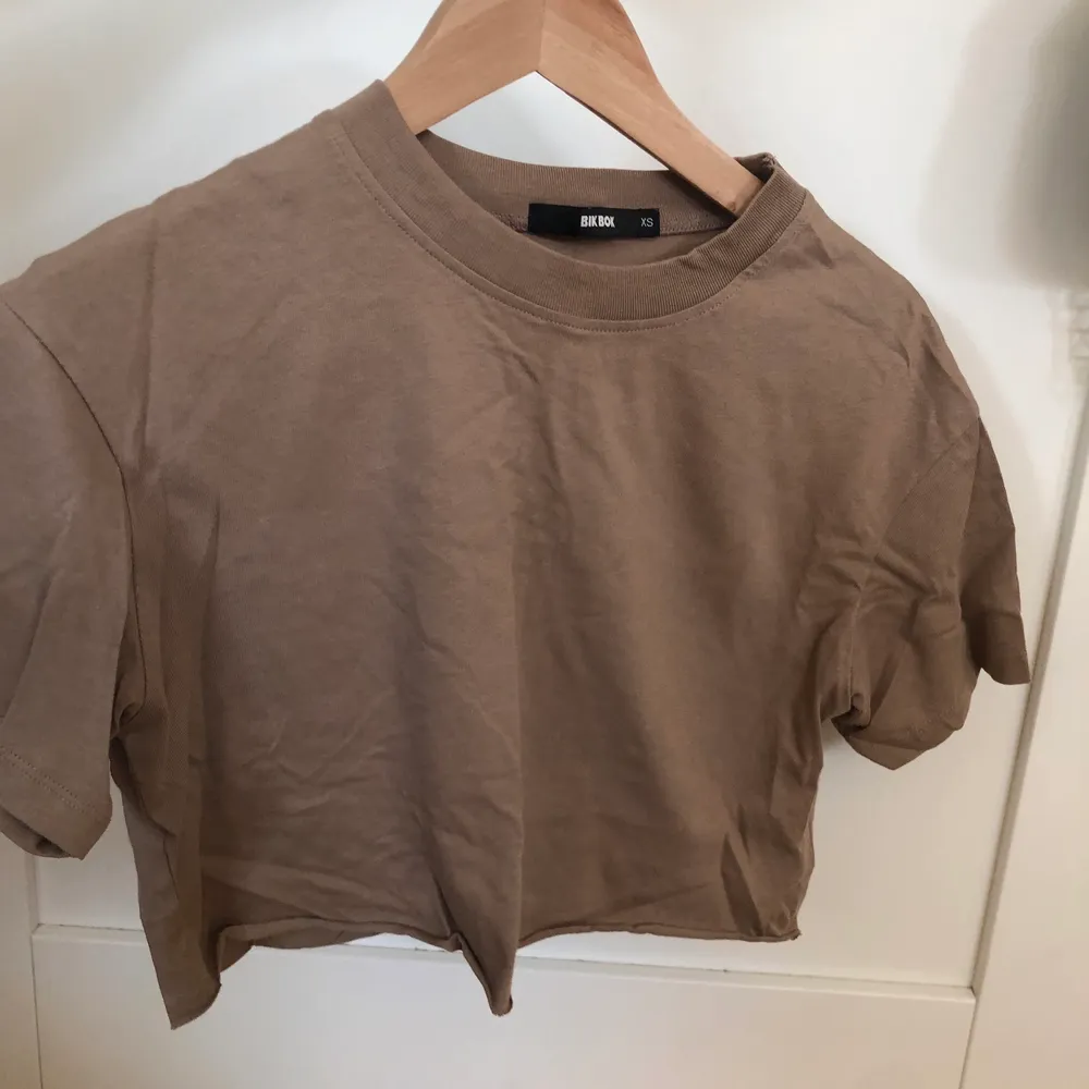 fin tröja i storlek Xs från bikbok, använd en gång. Köpt för 299kr säljer för 100kr. köparen står för frakten🤍. T-shirts.