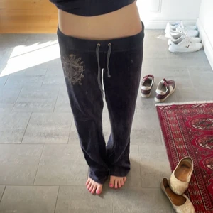 Juicy couture byxor - Säljer ett par juicy couture mjukisar som är skit snygga och sköna dem passar från xs-m❤️