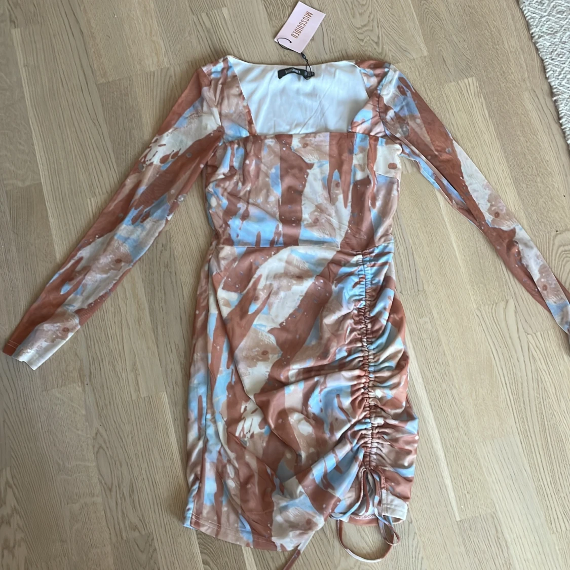 OANVÄND KLÄNNING MISSGUIDED