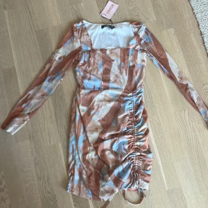 OANVÄND KLÄNNING MISSGUIDED - Riktigt snygg klänning. Bra passform. Fest