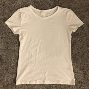 Vit Basic t-shirt från H&M i storlek S, helt ny!!