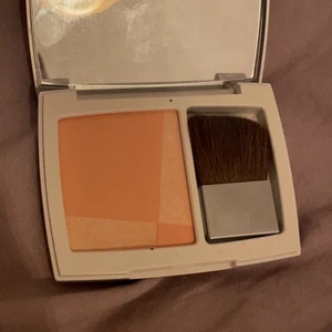 Nu colour blush duo - Fint blush från nuskin.com. Tycker personligen inte jag passar i så ljust rouge så denna är enbart testad. Boxen är lite smutsig men det torkar jag såklart bort! Köpt för 399kr. Pris kan diskuteras🤗