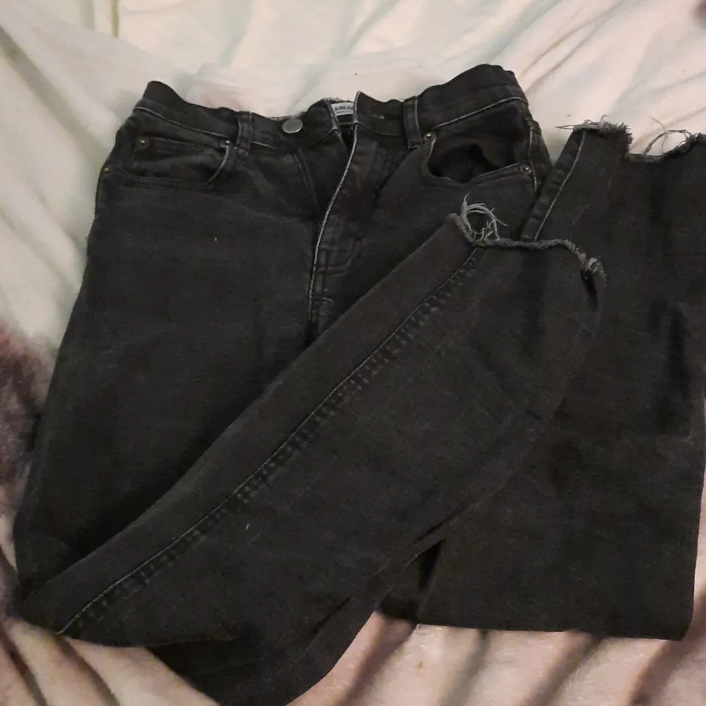 Tajta svarta High waist jeans. Säkjer för att jag tröttnade på dem efter en dag. Jag har inte använt dem sedan det!. Jeans & Byxor.