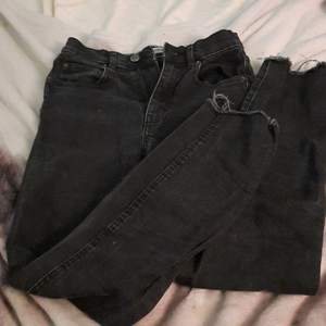 Tajta svarta High waist jeans. Säkjer för att jag tröttnade på dem efter en dag. Jag har inte använt dem sedan det!