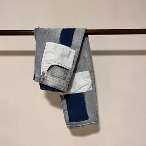 Bleached jeans size S - Ett par jeans ja köpte från SHEIN för ett halvår sedan. De har feta påsydda detaljer i designen. Mycket bra skick, inga fläckar osv. 