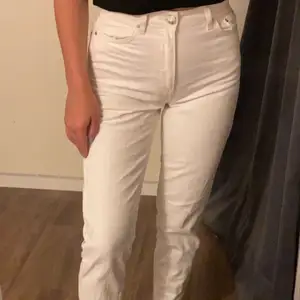 Säljer ett par vita jeans från Gina då det är för korta för mig💕