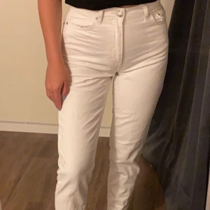 Jeans - Säljer ett par vita jeans från Gina då det är för korta för mig💕