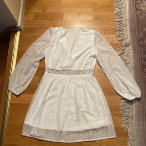 Vit spets klänning från Shein! Storlek M  - En helt oanvänd vit söt klänning från Shein i storlek M. Med spets vid midjan! Längd ca: 85 cm. Midjebredd: ca 37 cm. Ej stretch. 100% polyester. Skickas med postnord. 
