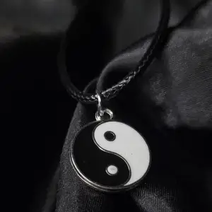 Egengjort halsband med Yin & Yang berlock! 45cm långt men justerbart. Finns även matchande örhängen! Perfekt alla hjärtans dag present till både pojkvän eller flickvän! ♡ 