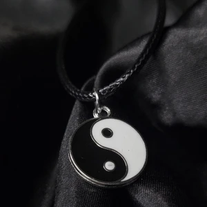 Yin & Yang Halsband! ☯️  - Egengjort halsband med Yin & Yang berlock! 45cm långt men justerbart. Finns även matchande örhängen! Perfekt alla hjärtans dag present till både pojkvän eller flickvän! ♡ 