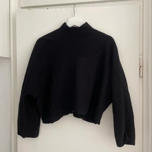 Tröja som är kortare i modellen.  - Använd fåtal gånger, kortare i modellen