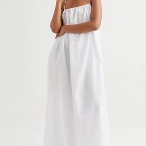 Vit klänning H&M luftig långklänning maxiklänning XS - Vit klänning, H&M. Rymlig, luftig, tunn. XS. Fungerade på mig med gravidmage.  Använt skick (axelbanden och överkanten något färgad) 