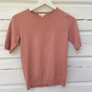 Topp - En jätte fin tröja från hm. Aldrig använd men superfin färg! Strl xs men passar s också!💕 60kr plus frakt 🙌🏼